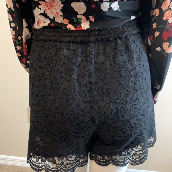 DVF CLASSIC LACE SHORTS ELASTIC WAIST FLORAL LACE BLACK LINING BLACK LACE M - Picture 6 of 10
